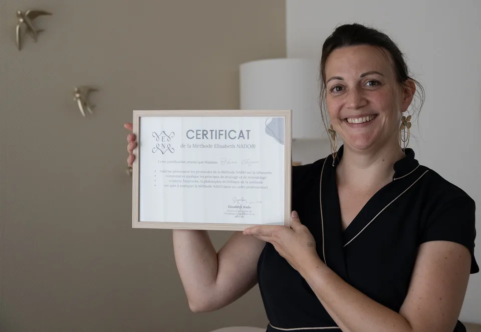 Floriane Cluzeau présentant son certificat de praticienne Méthode Nado®
